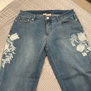 Cutest crop jeans with embroidered appliqué and fringe at ankle - size 10